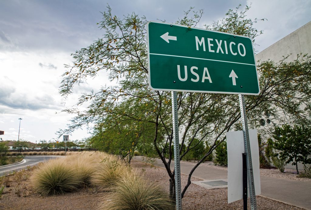 Letrero que indica rutas a México y Estados Unidos.