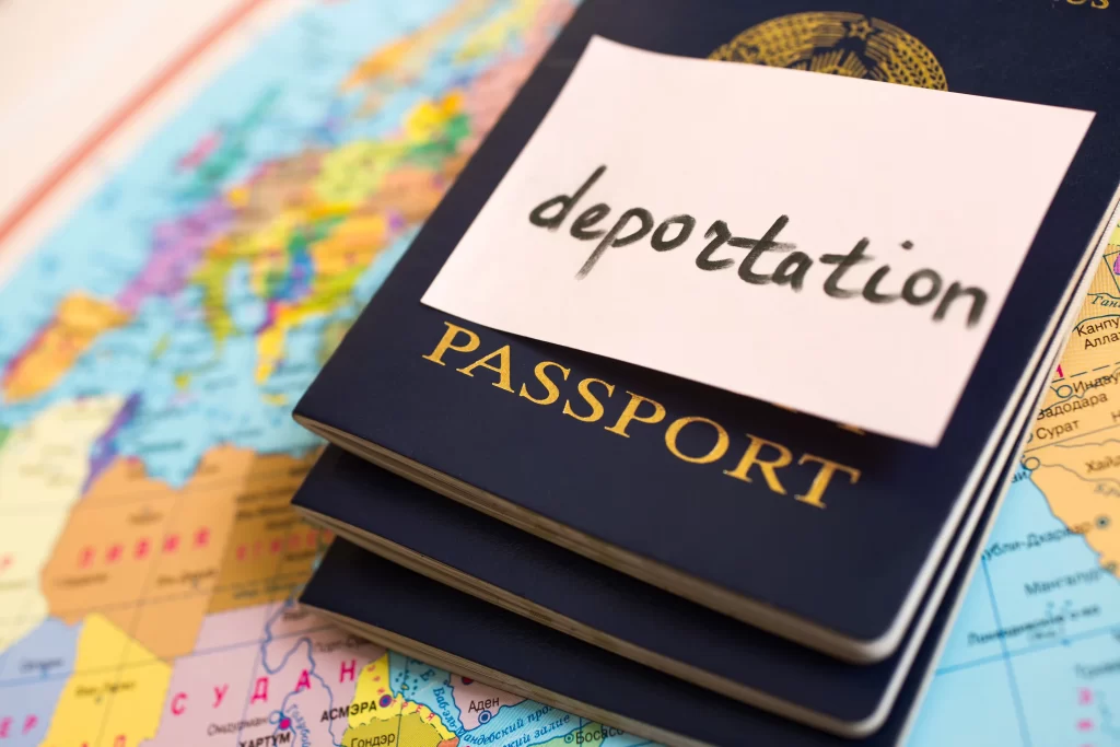 Una pila de tres pasaportes con una etiqueta que dice Deportación