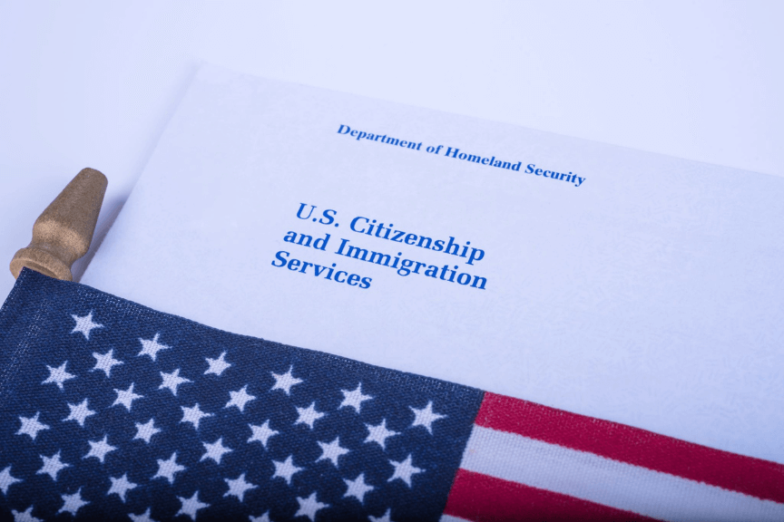 Documento de USCIS con la bandera de Estados Unidos