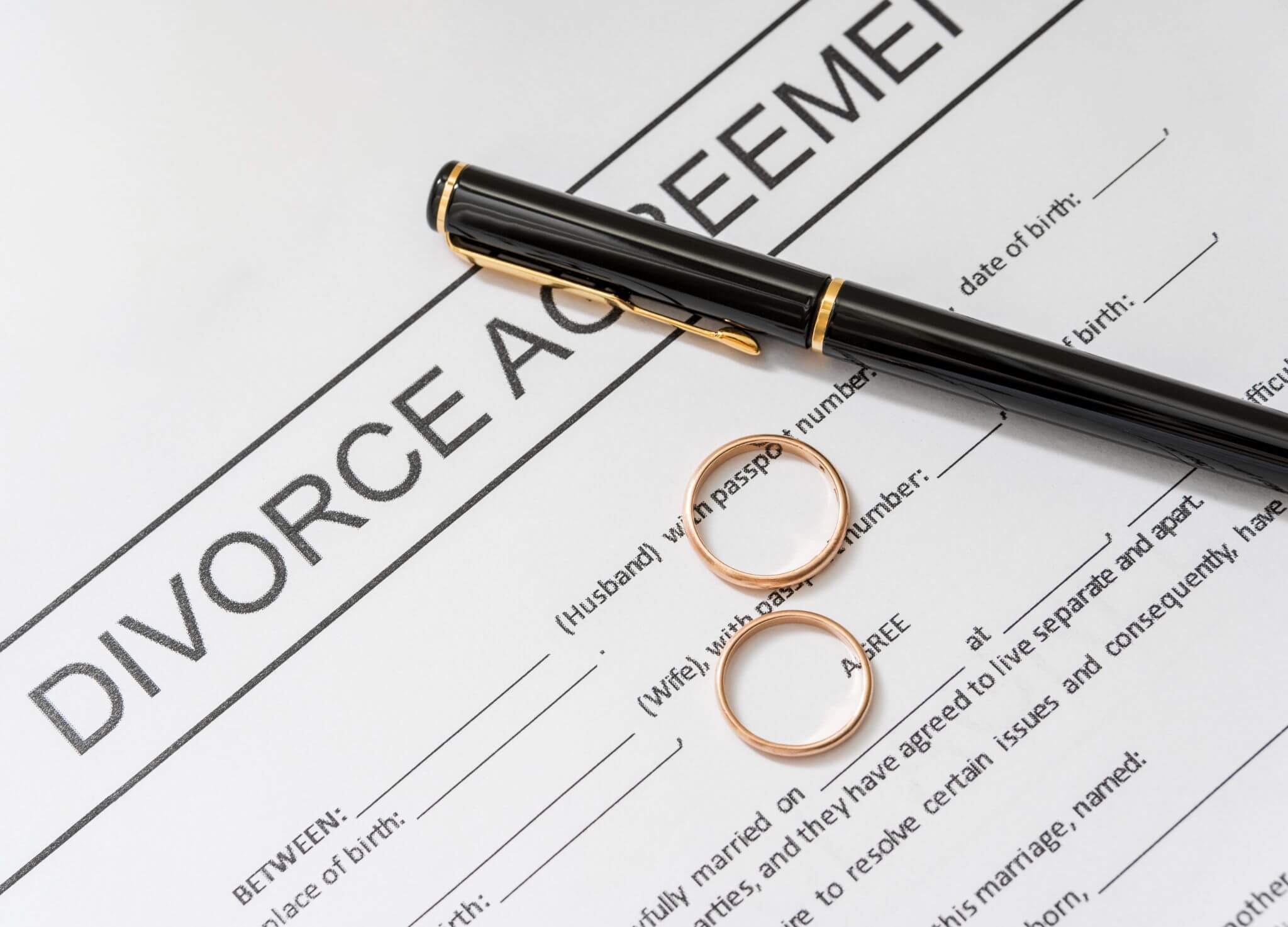Mujer enfrentando incertidumbre migratoria durante un divorcio en EE.UU.