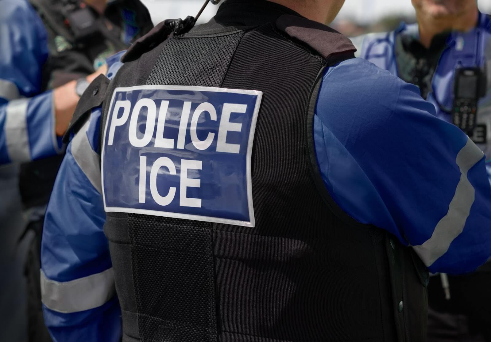 Agentes de ICE con chaleco policial durante una operación