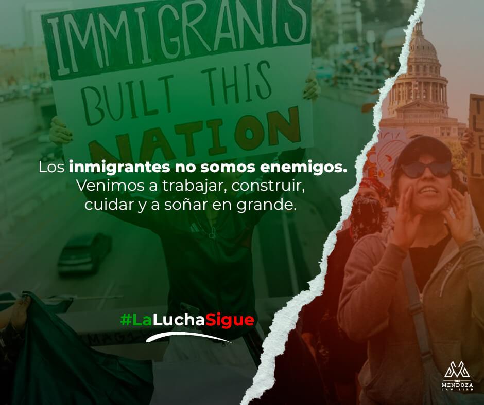 Protesta con cartel 'Immigrants built this nation'