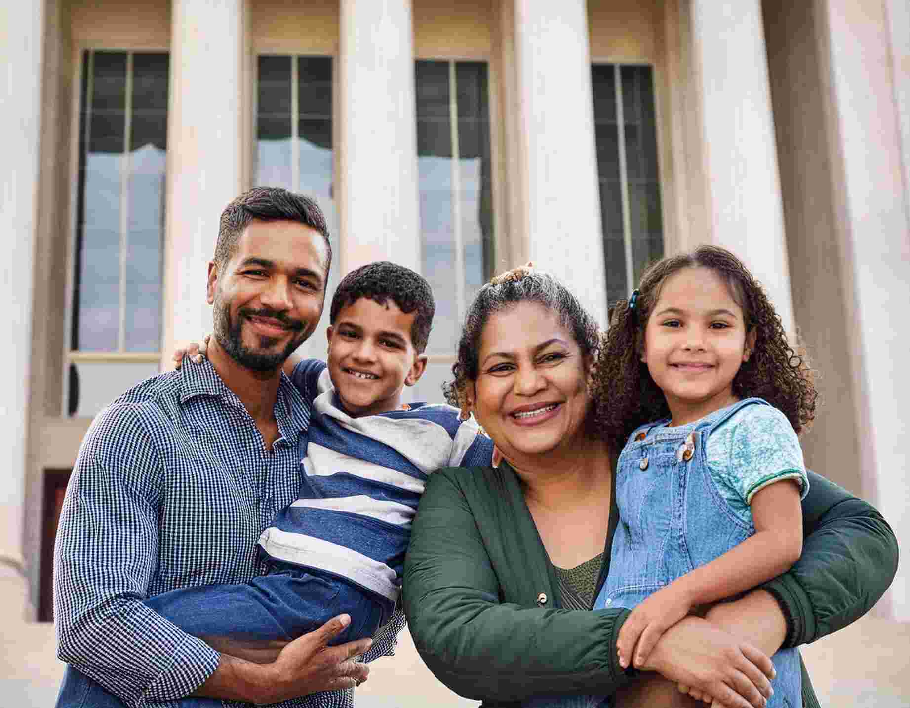 biden immigration parole.jpg familia hispana aplicado al parole para conyuges de ciudadanos americanos con sus hijos