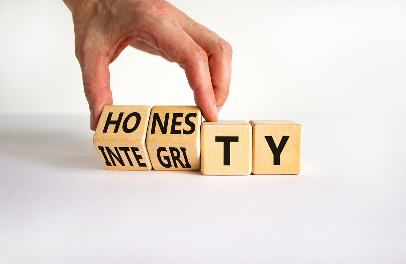 bloques con la palabra honesty