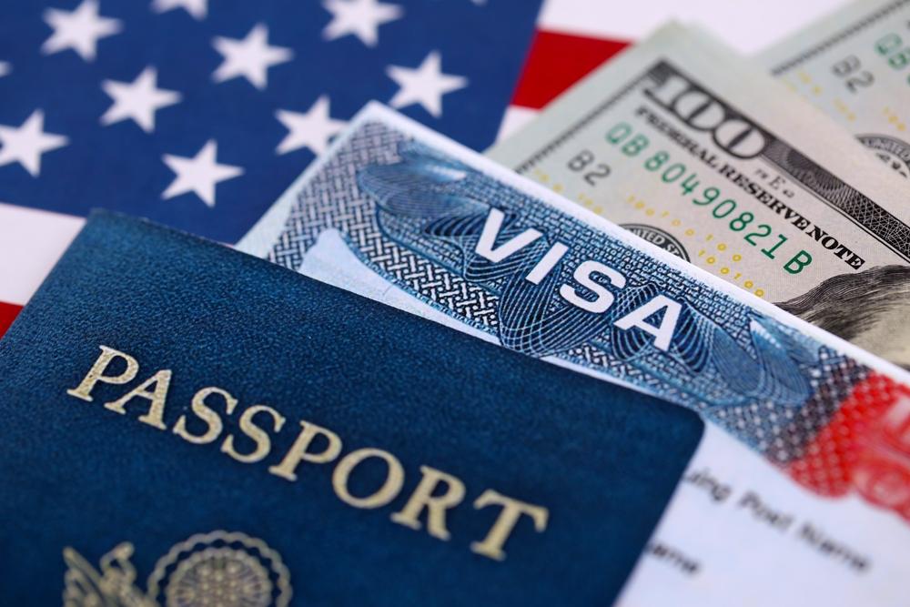 Pasaporte y visa estadounidenses. Concepto de inmigración. ¿Si tengo un hijo en Estados Unidos, me dan la residencia en 2026?