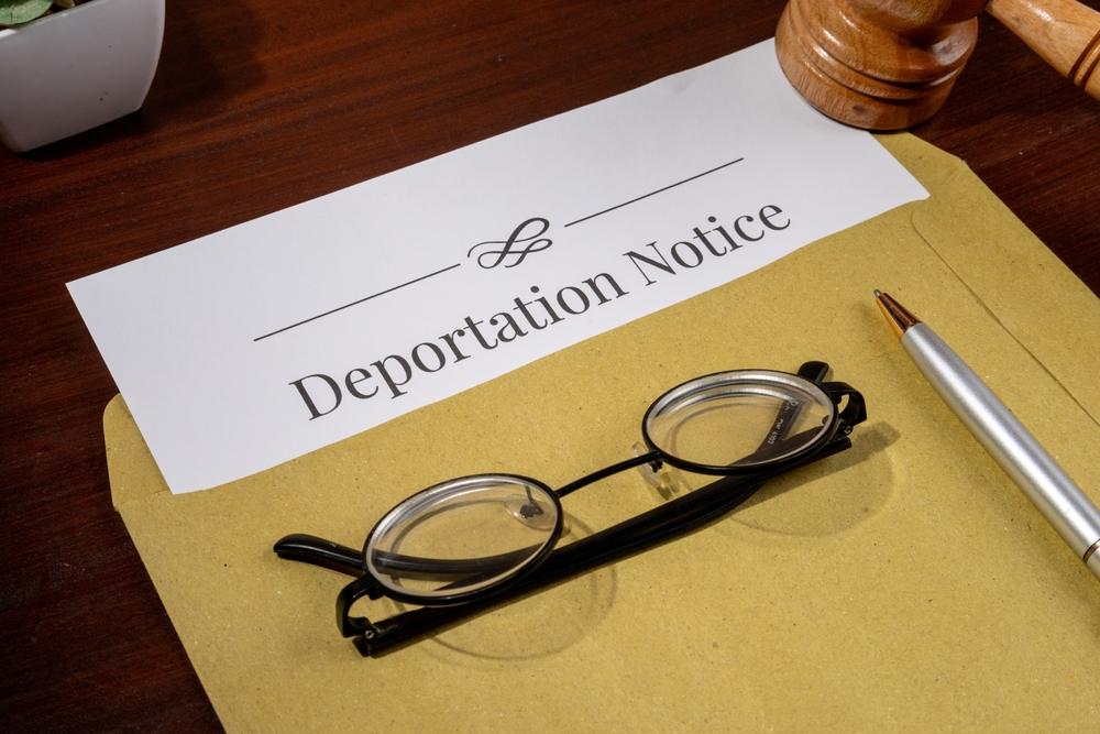 ¿Qué sucede si no te vas después de una orden de deportación?